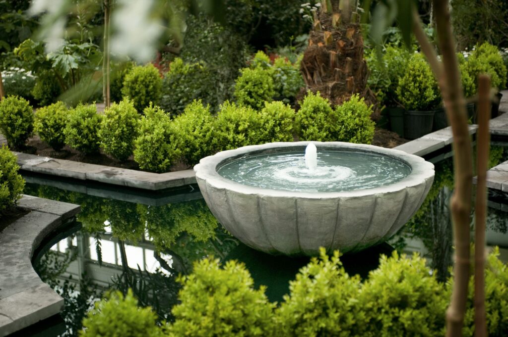 thác nước kết hợp hồ koi có khó bảo trì không?