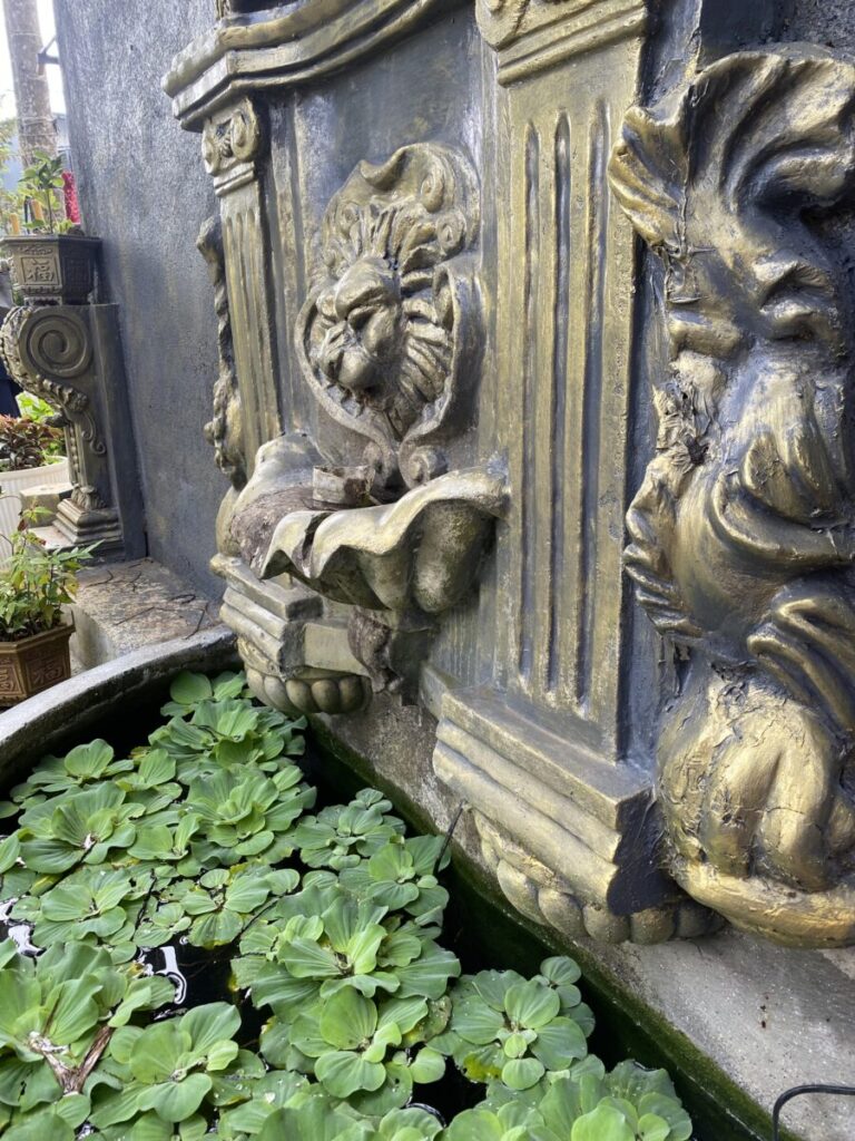 đài phun nước tròn trung tâm sân nhà phong thủy