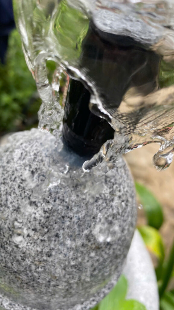 đài phun nước so sánh composite và đá tự nhiên