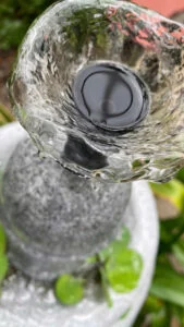 thác nước so sánh bơm AC và bơm DC tiết kiệm