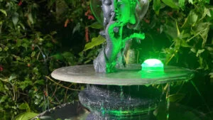 đài phun nước dùng đá ong xám có bền mưa nắng