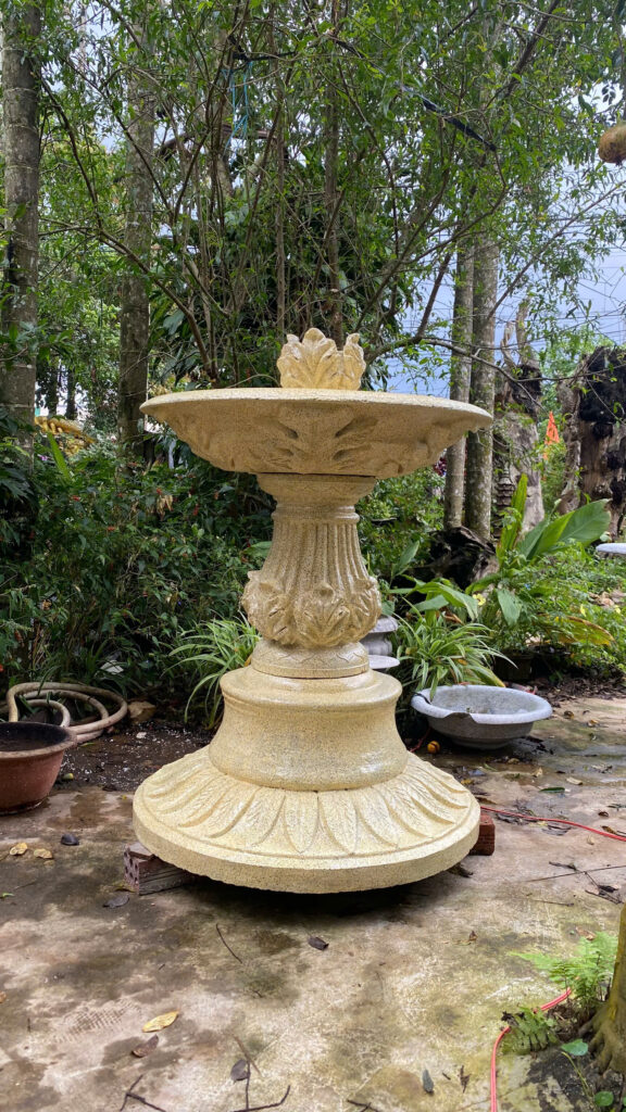 thác nước mỏng dạng rèm nhẹ nhàng